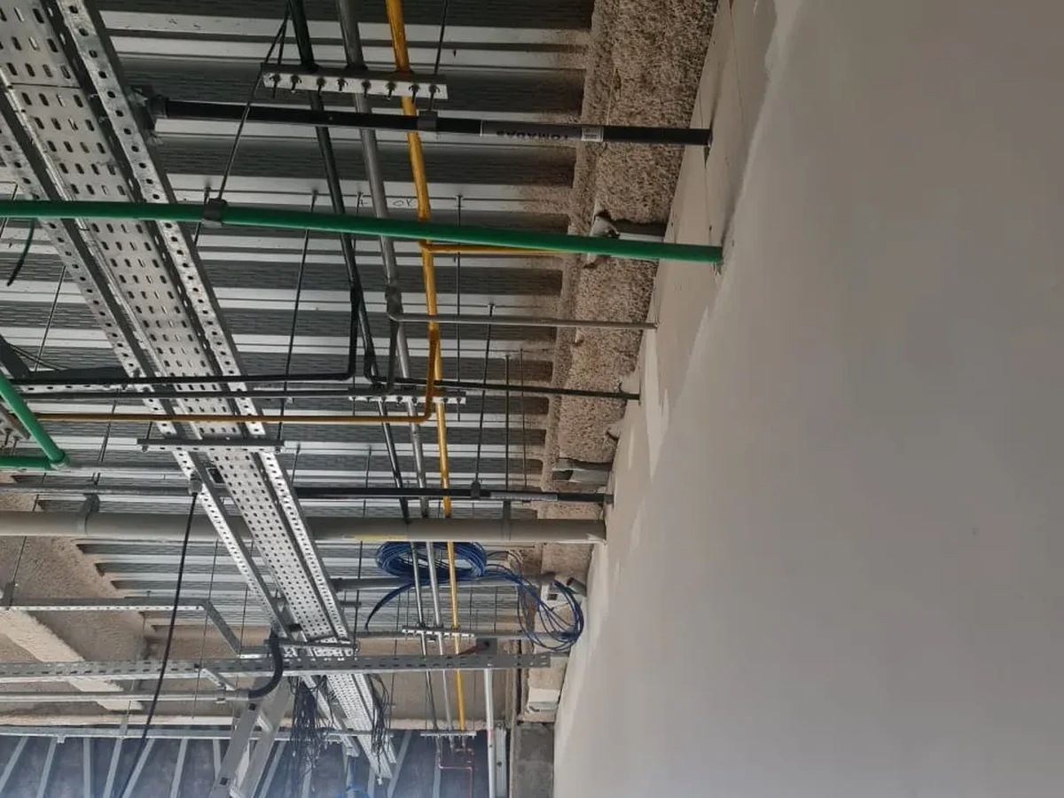 Montagem de Central de Cilindros com Manifold e Válvulas Reguladoras de Pressão